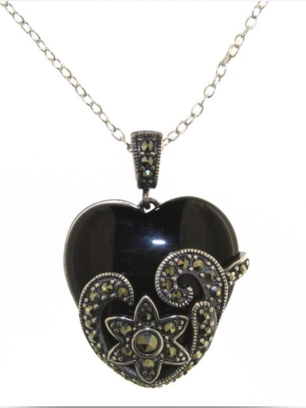 Gorgeous Silver toned heart pendant with intricate scrollwork design 🖤